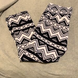 Kavu black and white 3/4 leggings